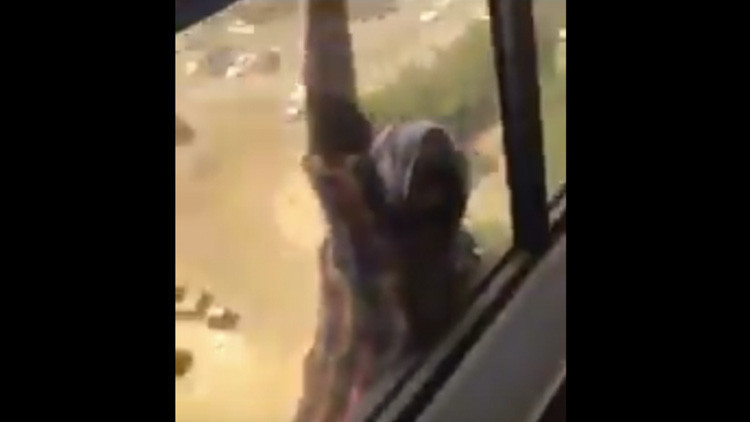 FUERTE VIDEO: Una mujer cae desde un séptimo piso mientras su empleadora graba la escena sin ayudar