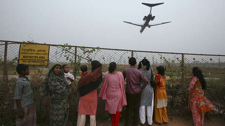 Un avión descendiendo sobre el aeropuerto internacional de Daca, el 16 de marzo de 2009.