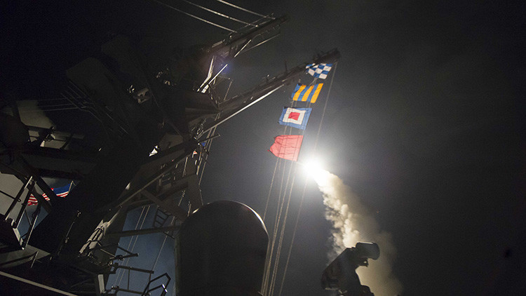 FOTOS: Publican las primeras imágenes del lanzamiento de misiles de EE.UU. a una base siria