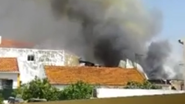 Portugal: Una avioneta se estrella en un depósito y deja varios muertos (VIDEO)