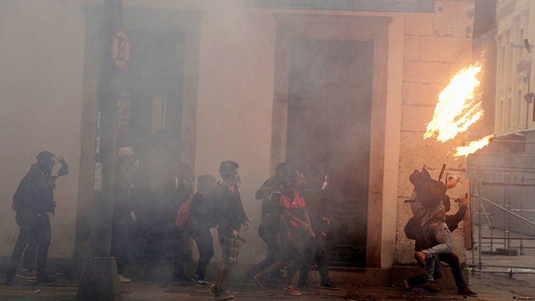 EN VIVO: Disturbios entre manifestantes y la policía en Río de Janeiro