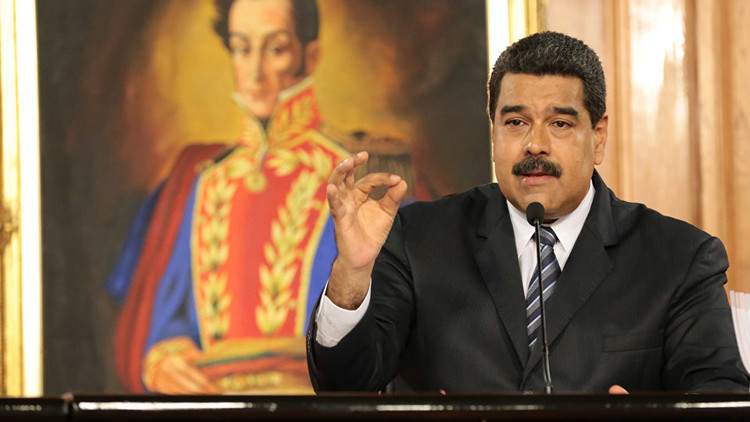 Maduro firma el decreto para convocar a una Asamblea Nacional Constituyente