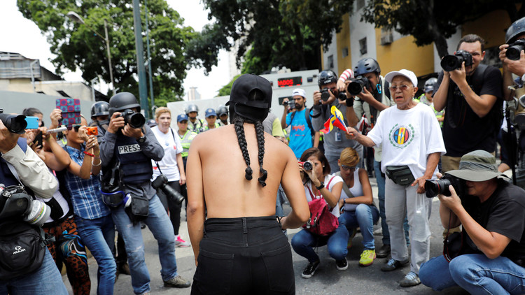 Desnudos y excremento: Las nuevas formas de 'protesta' de la derecha venezolana