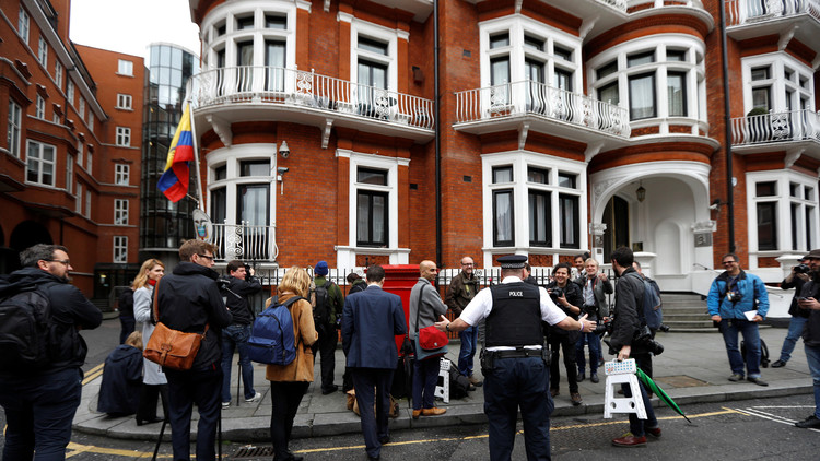 Abogado: "Assange es libre de abandonar la Embajada de Ecuador cuando quiera"
