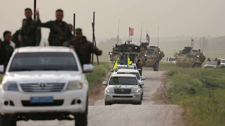 Militantes kurdos encabezan un convoy estadounidense cerca de la frontera con Turquía, 28.04.2017