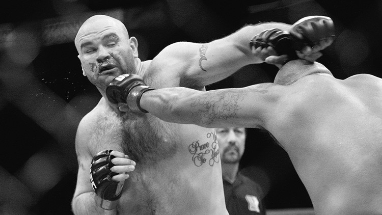 Tim Hague, boxeador y exluchador de la UFC, fallece días después de un violento nocaut (VIDEO)