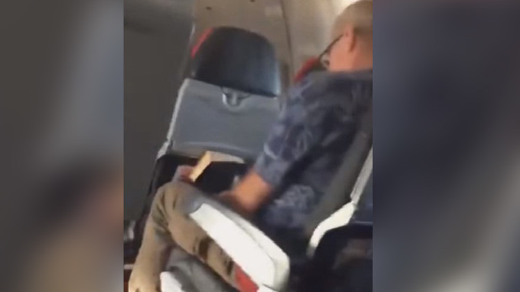 Video: Un fallo técnico en pleno vuelo convierte un avión de AirAsia en una 'lavadora' 