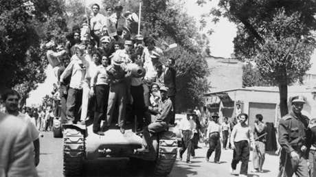 Manifestantes monárquicos y el Ejército iraní confraternizan en Teherán después del golpe de Estado de 1953.