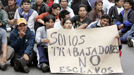 Bolivianos residentes en Argentina portal un cartel mientras bloquean una avenida en el barrio de Flores en Buenos Aires, Argentina, el 5 de abril de 2006.