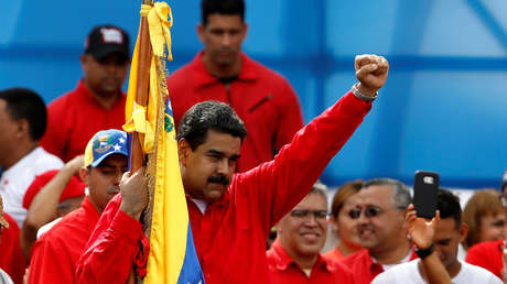 El presidente venezolano, Nicolás Maduro, levanta el brazo durante el acto de cierre de campaña para las elecciones de la Asamblea Constituyente en Caracas, Venezuela. 27 de julio de 2017.