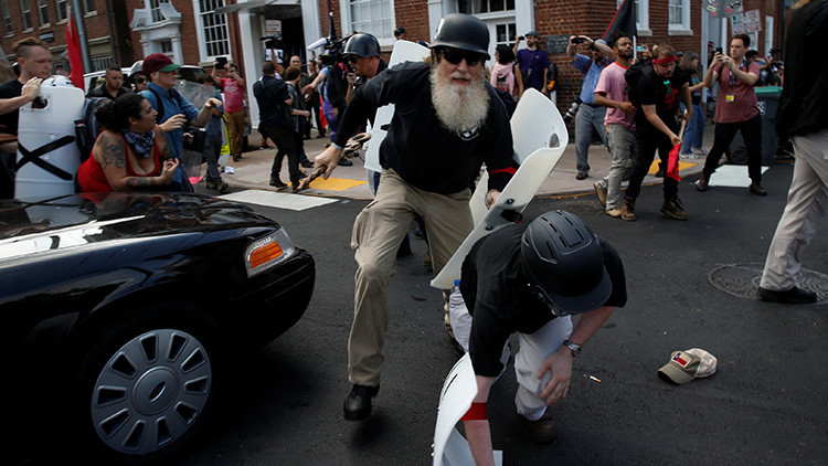 FUERTES IMÁGENES: Un vehículo embiste a manifestantes en Charlottesville