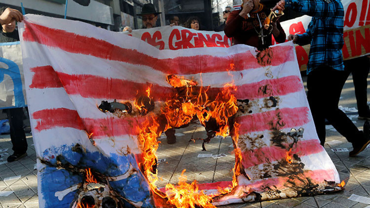 "¡Fuera de América Latina!": en Chile queman la bandera de EE.UU. durante la visita de Pence (FOTOS)