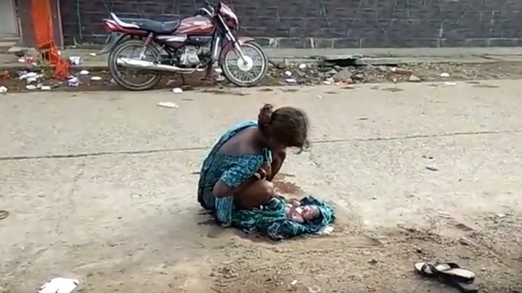 Una india de 17 años da a luz en la calle junto a un centro médico y nadie la socorre (VIDEO, 18+)