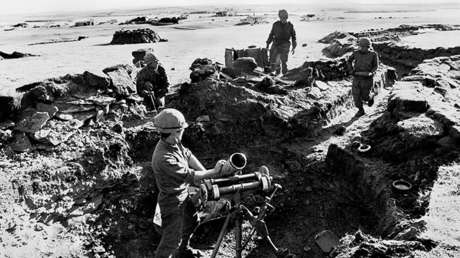 Los soldados argentinos colocan un mortero durante la Guerra de Malvinas entre Argentina y Gran Bretaña, en abril de 1982.