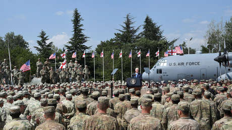 El vicepresidente de EE.UU., Mike Pence, pronuncia un discurso durante una reunión con soldados estadounidenses que participan en los ejercicios militares conjuntos Noble Partner 2017, dirigidos por la OTAN en la base militar de Vaziani, Georgia, el 1 de agosto de 2017.