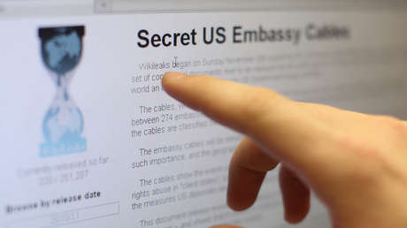 Un usuario de Internet lee la página de WikiLeaks.