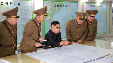 Kim Jong-un inspecciona el Comando de la Fuerza Estratégica del Ejército de Corea del Norte en una ubicación desconocida, el 15 de agosto de 2017.