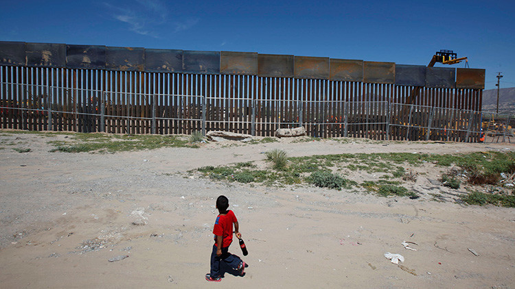 Un bebé gigante se asoma desde México a la frontera con EE.UU.