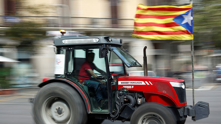 Los tractores toman las grandes ciudades de Cataluña para defender el referéndum (VIDEO)