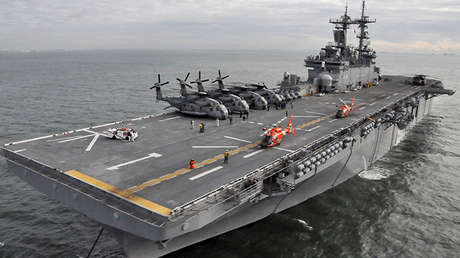 Dos helicópteros HH-65 Dolphin aterrizan a bordo del buque de asalto anfibio USS Wasp, el 2 de noviembre de 2012.